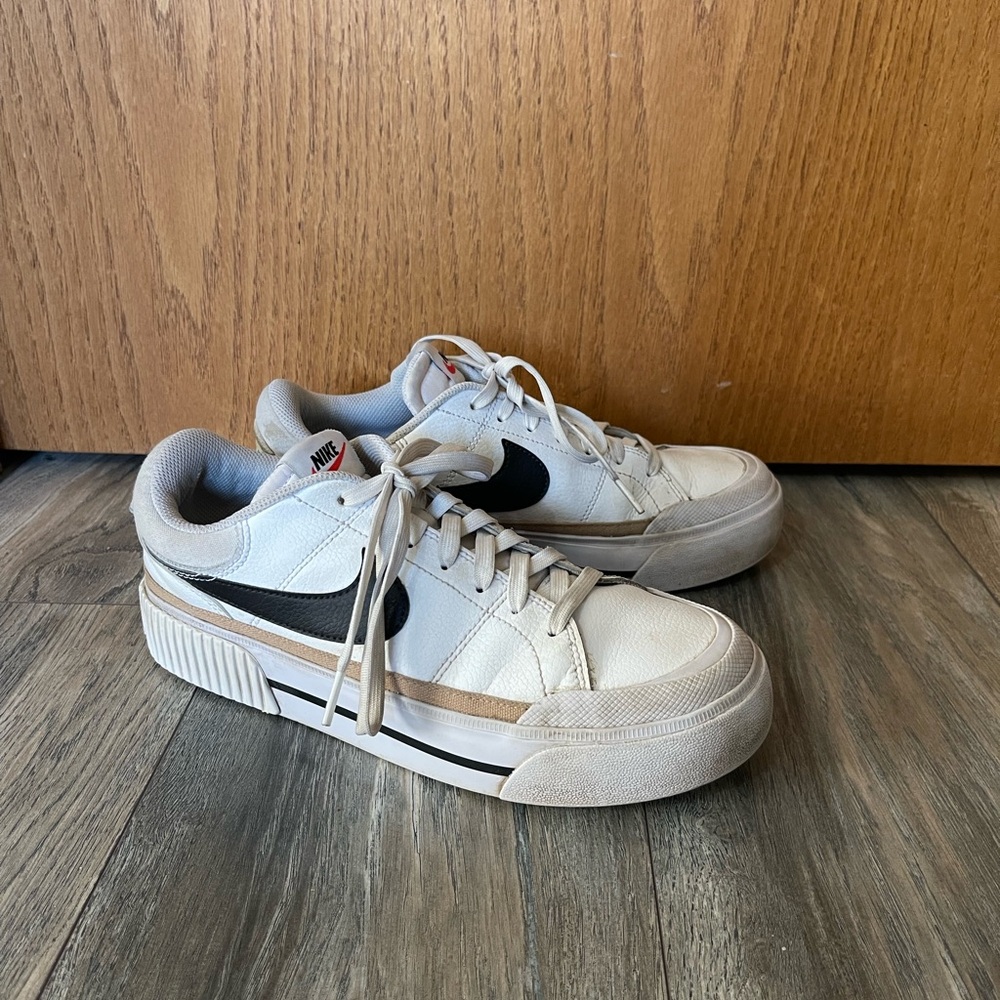 Nike women’s Court Legacy Lift